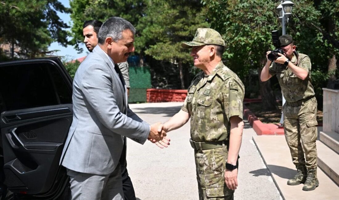 Erzurum Valisi Mustafa Çiftçi, 9. Kolordu Komutanı Tümgeneral Tuncay Altuğ’u