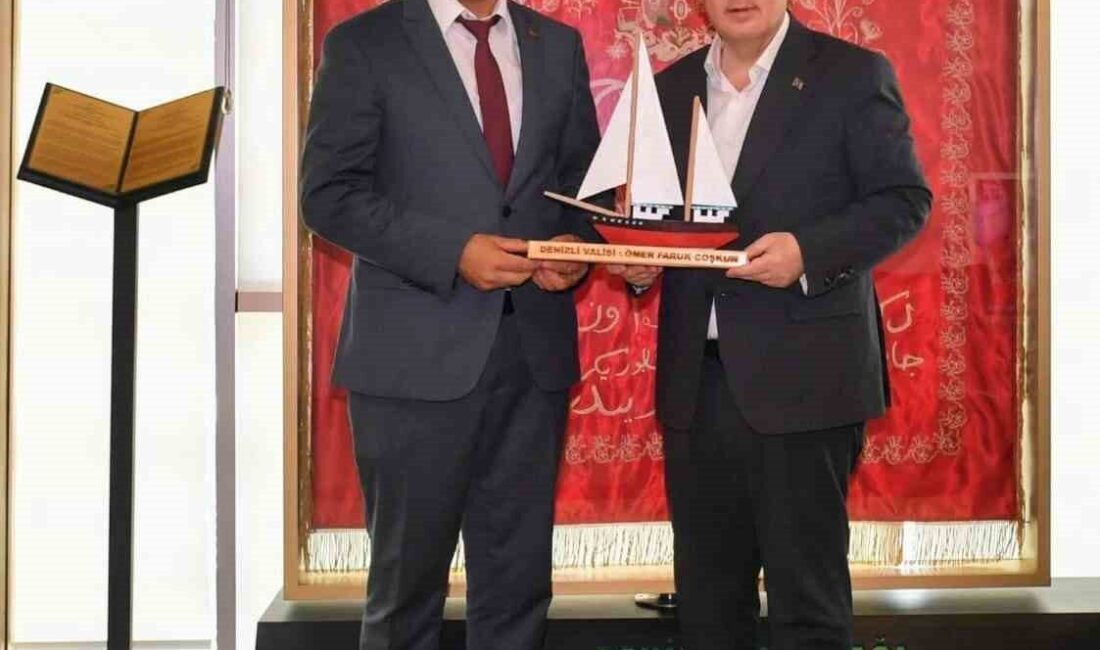 Atıl paletlerden evinin altına kurduğu atölyede doğal oyuncaklar ile ev