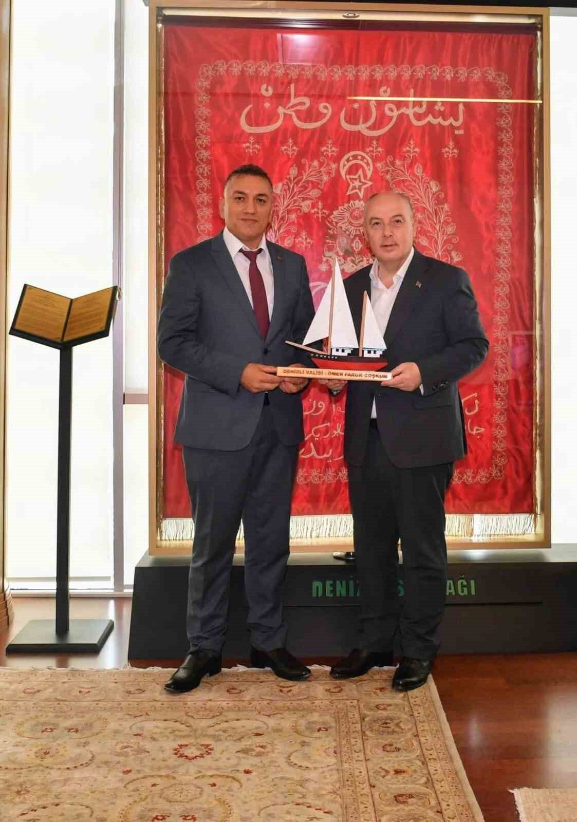 Atıl paletlerden evinin altına kurduğu atölyede doğal oyuncaklar ile ev