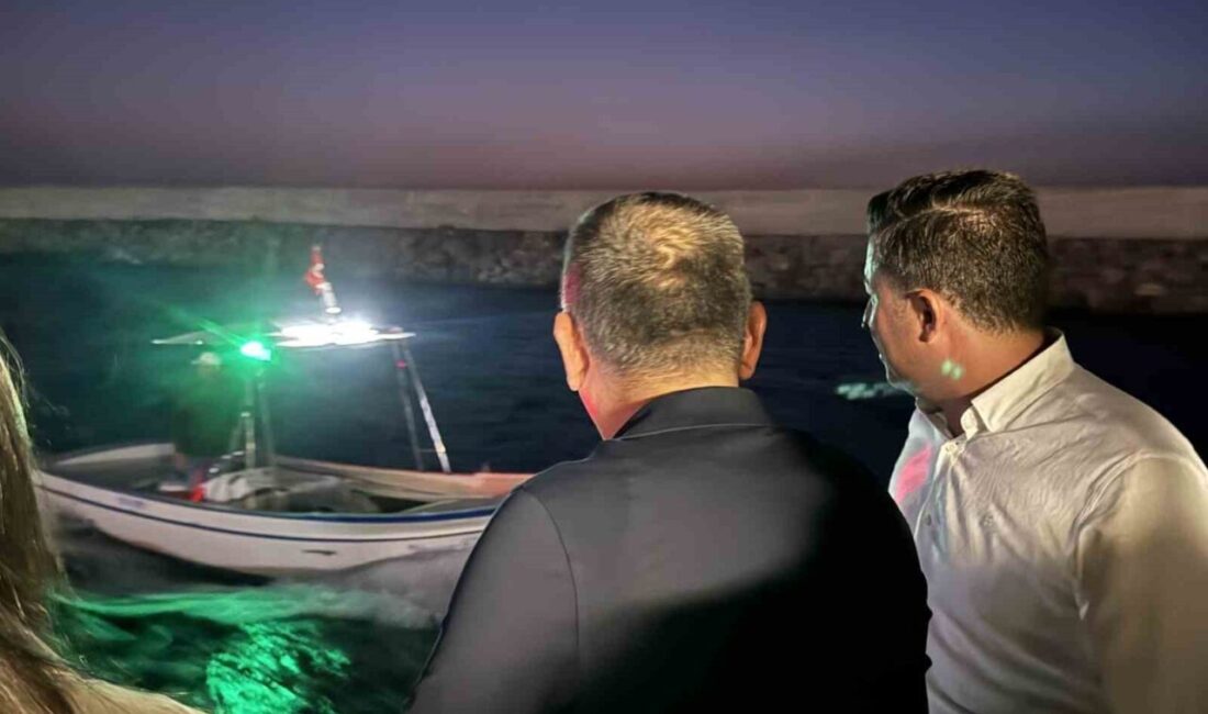 Zonguldak Valisi Osman Hacıbektaşoğlu, tekneyle denize açılarak, balıkçılara yeni av