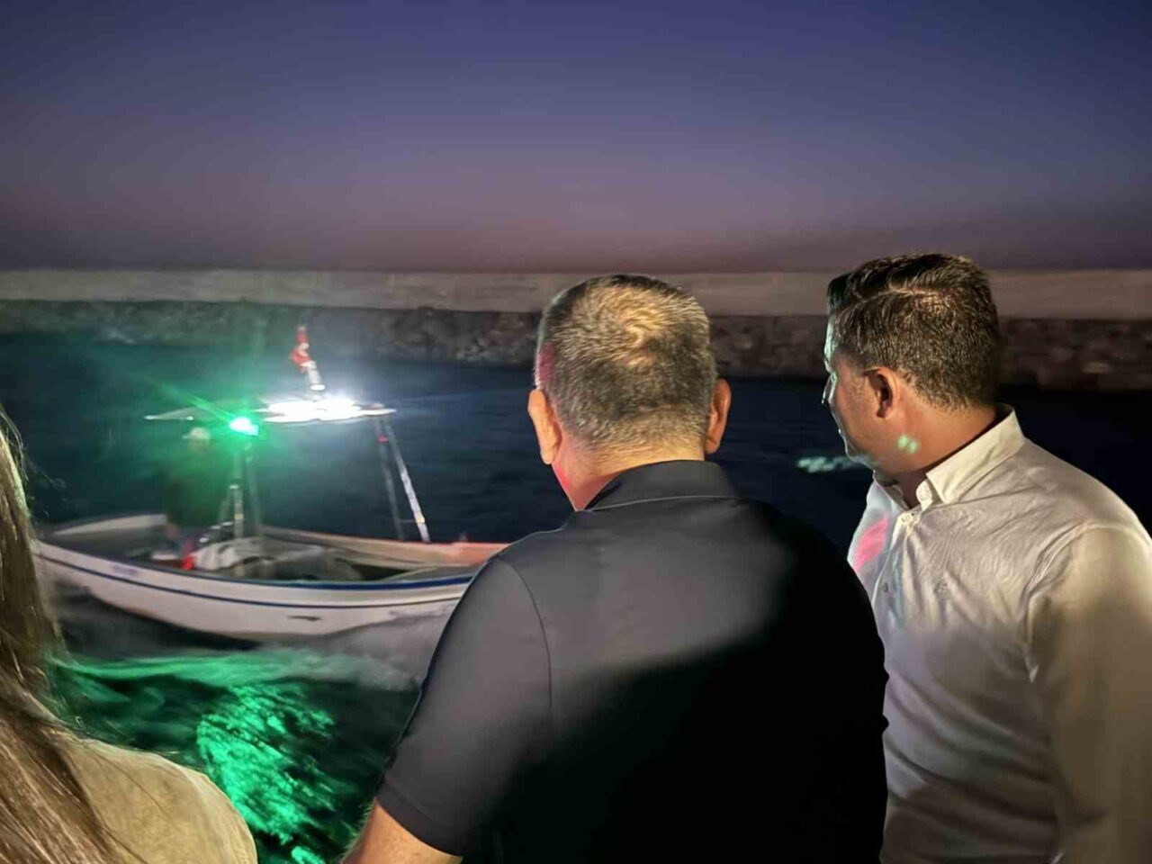 Zonguldak Valisi Osman Hacıbektaşoğlu, tekneyle denize açılarak, balıkçılara yeni av