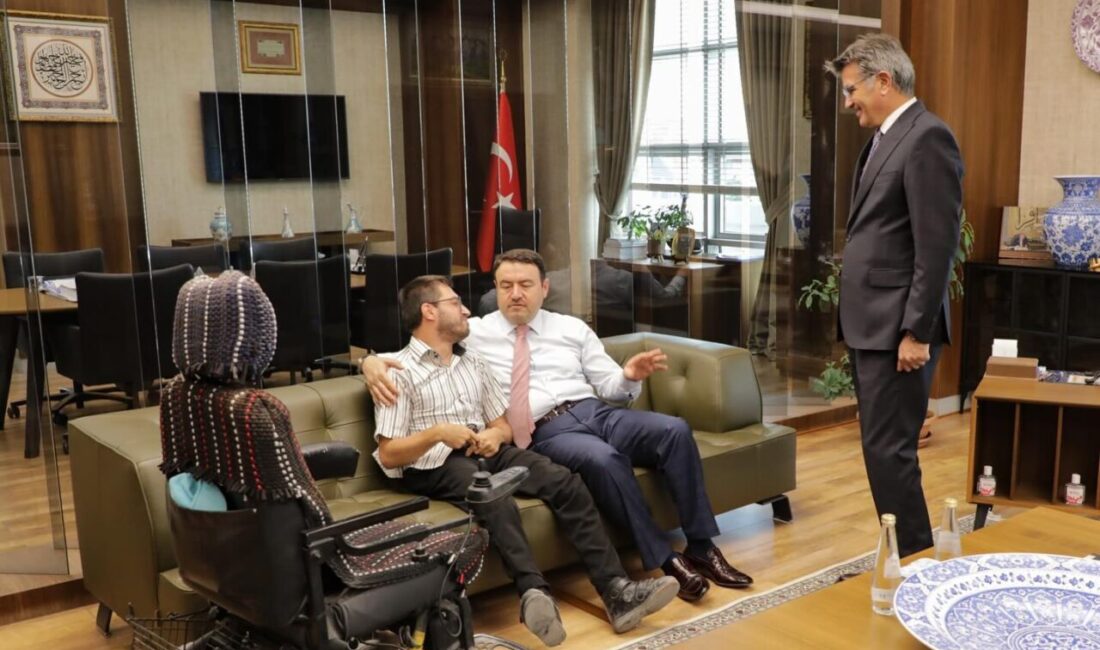 Kütahya Valisi Musa Işın, engelli vatandaş Sefa Yiğit’i makamında kabul