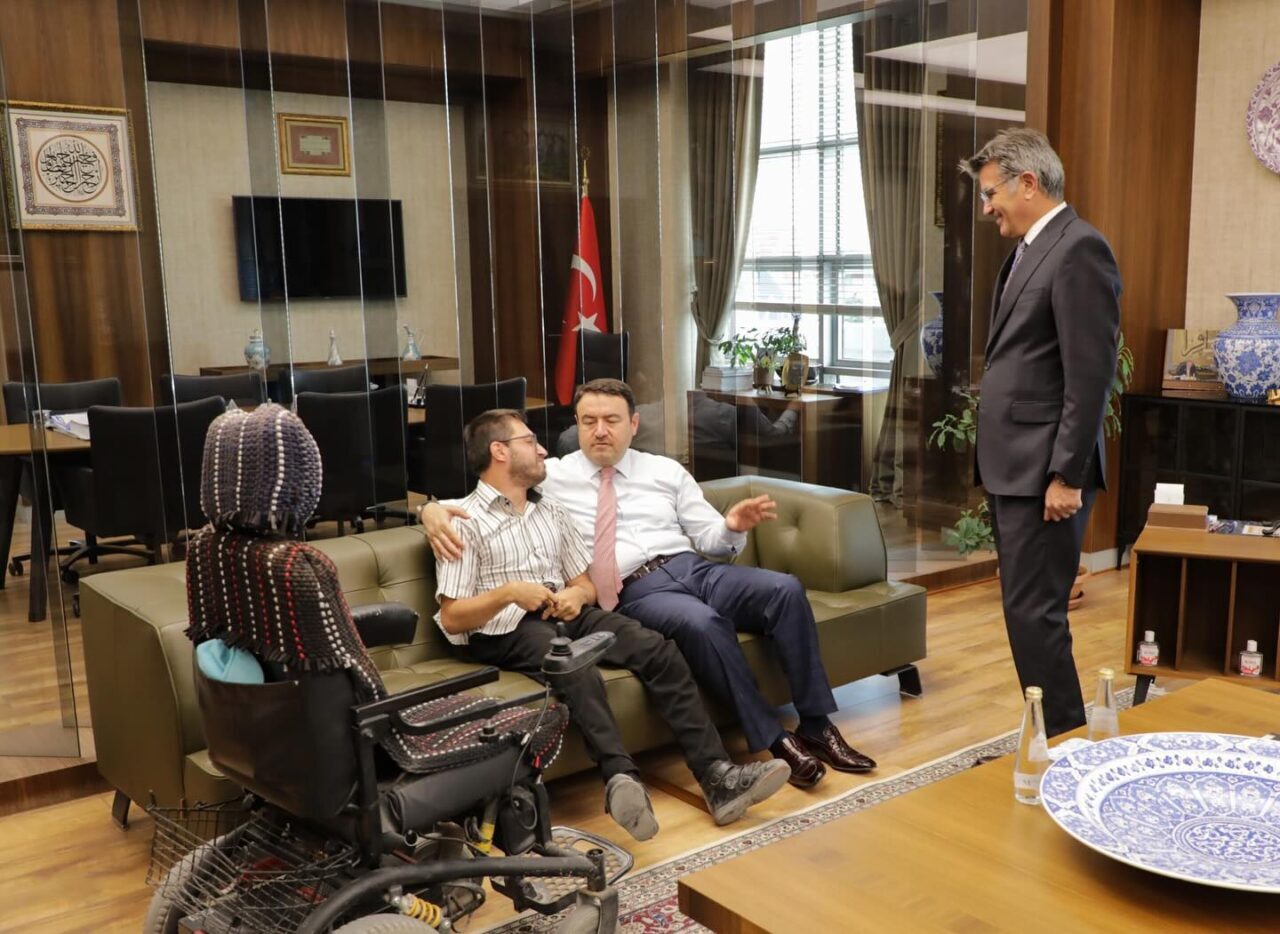 Kütahya Valisi Musa Işın, engelli vatandaş Sefa Yiğit’i makamında kabul