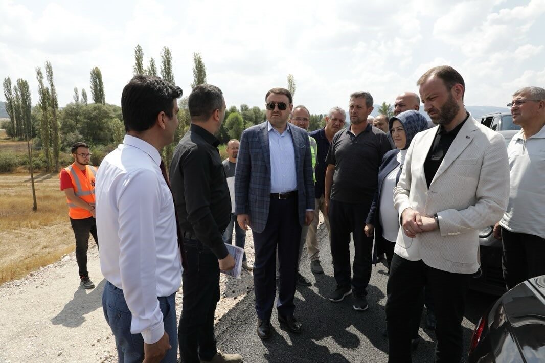 Kütahya Valisi Musa Işın yapımı tamamlanan Hisarcık-Emet Köprüsünde incelemelerde bulunarak