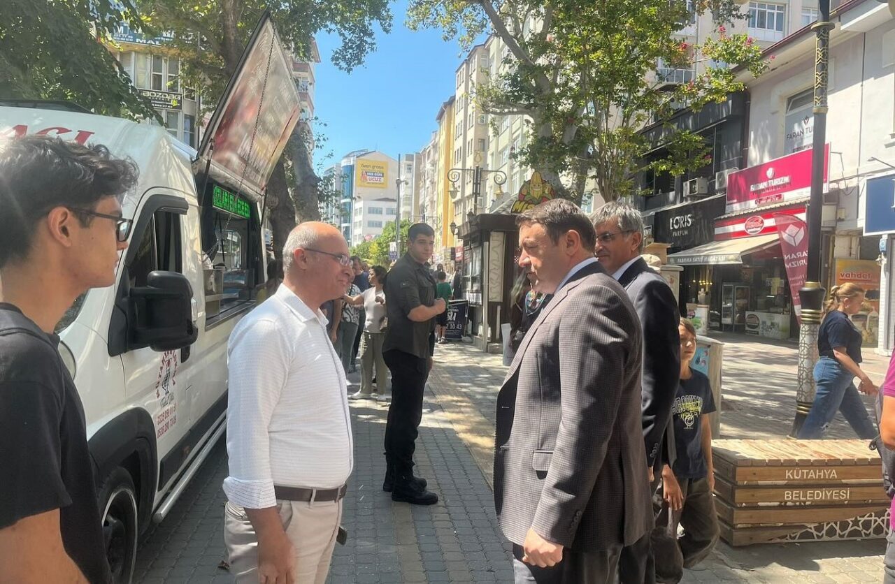 Kütahya Valisi Musa Işın, Sevgi Yolu’nda esnaf ve vatandaşlarla bir