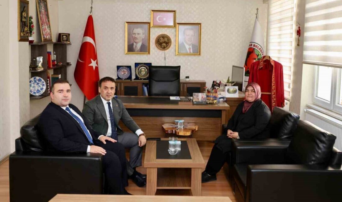 Bilecik Valisi Faik Oktay Sözer, İnhisar ilçesine gerçekleştirdiği ziyarette, Kaymakam