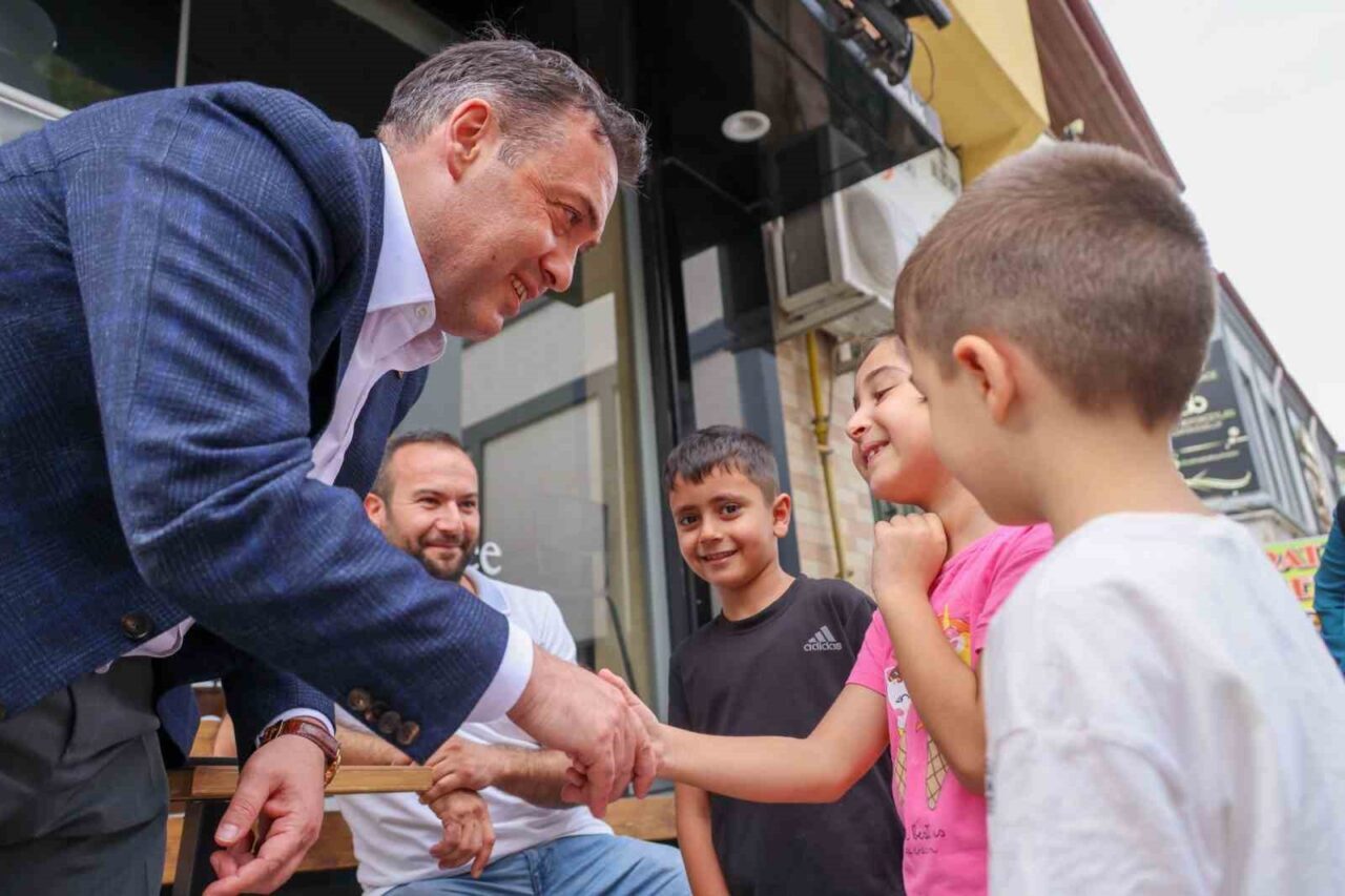 Bilecik Valisi Faik Oktay Sözer, çarşı esnafını ziyaret ederek vatandaşlarla