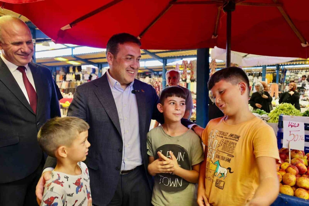 Bilecik Valisi Faik Oktay Sözer, Osmaneli ilçesinde halk pazarının yanı