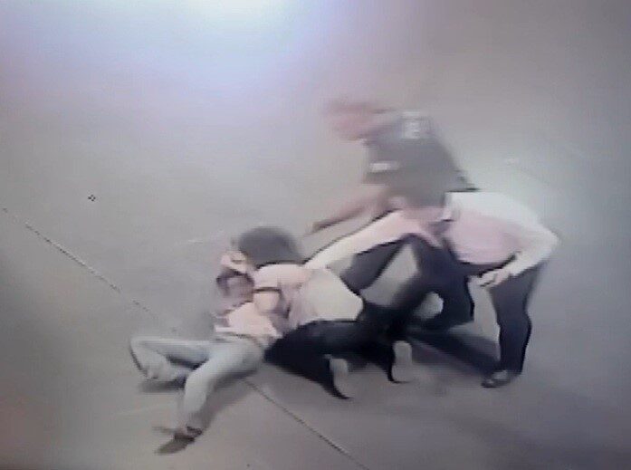 Valizinin kaybolduğunu iddia eden alkollü kadın terminali ayağa kaldırdı… O anlar kamerada Bursa Şehirlerarası Otobüs Terminali’nde valizinin kaybolduğunu iddia eden alkollü kadın