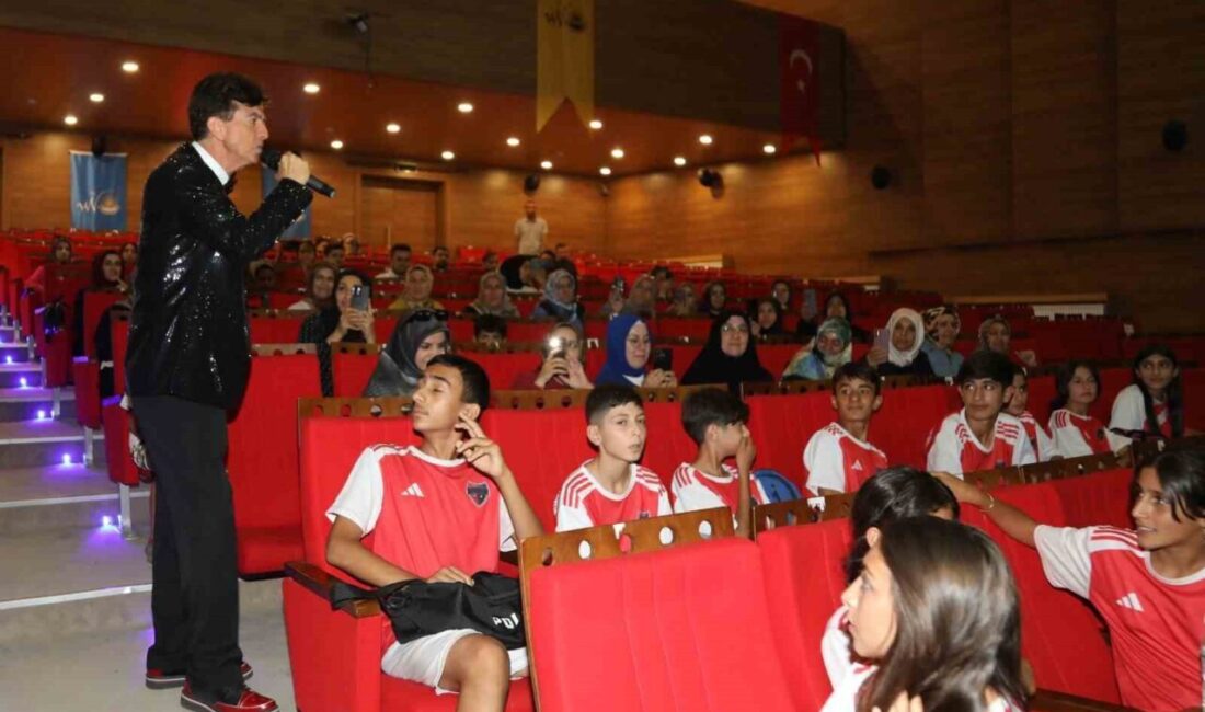 Van Büyükşehir Belediyesi vatandaşlara yönelik ‘Meddah’ gösterisi düzenledi. Gösteri, hem