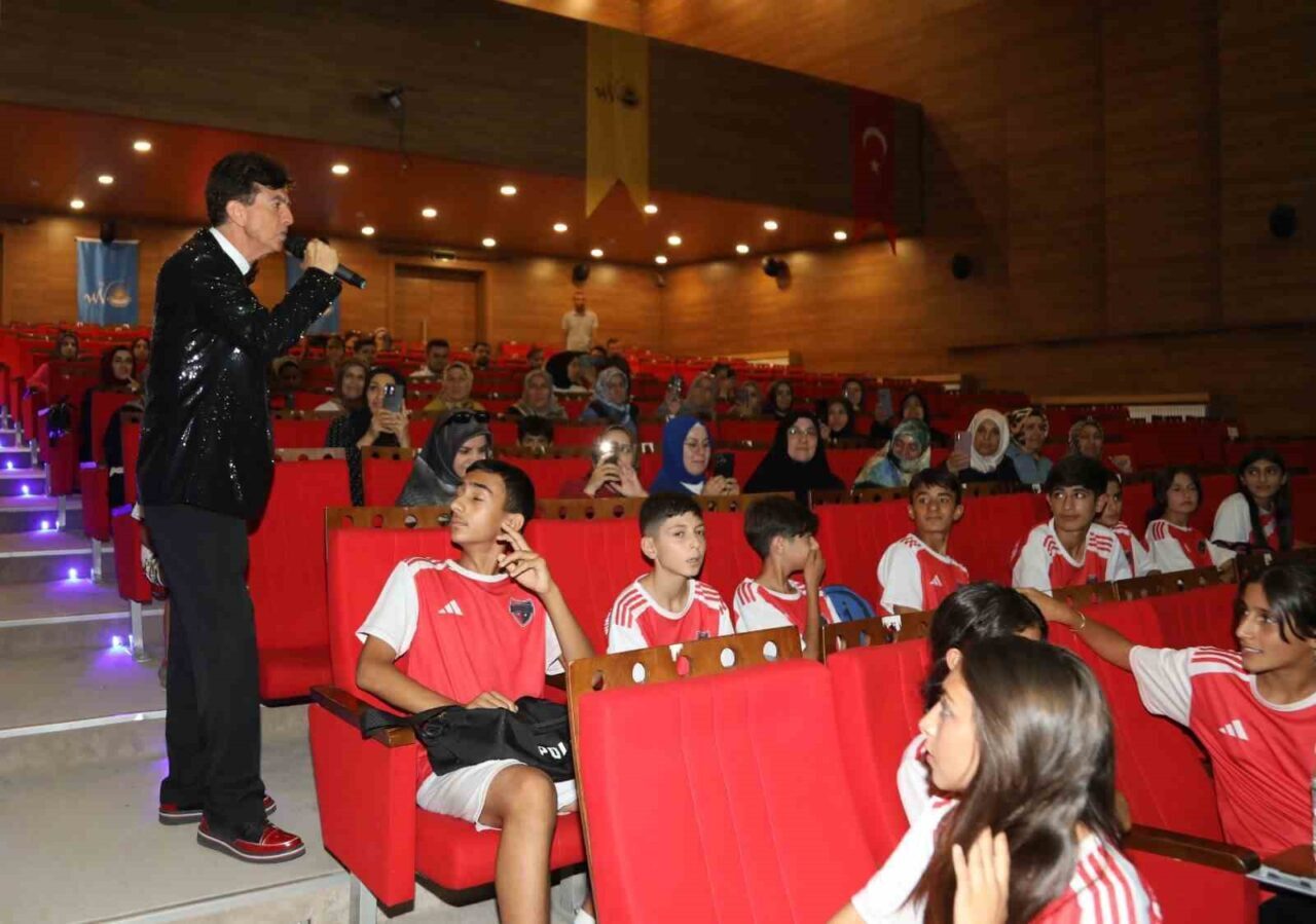 Van Büyükşehir Belediyesi vatandaşlara yönelik ‘Meddah’ gösterisi düzenledi. Gösteri, hem