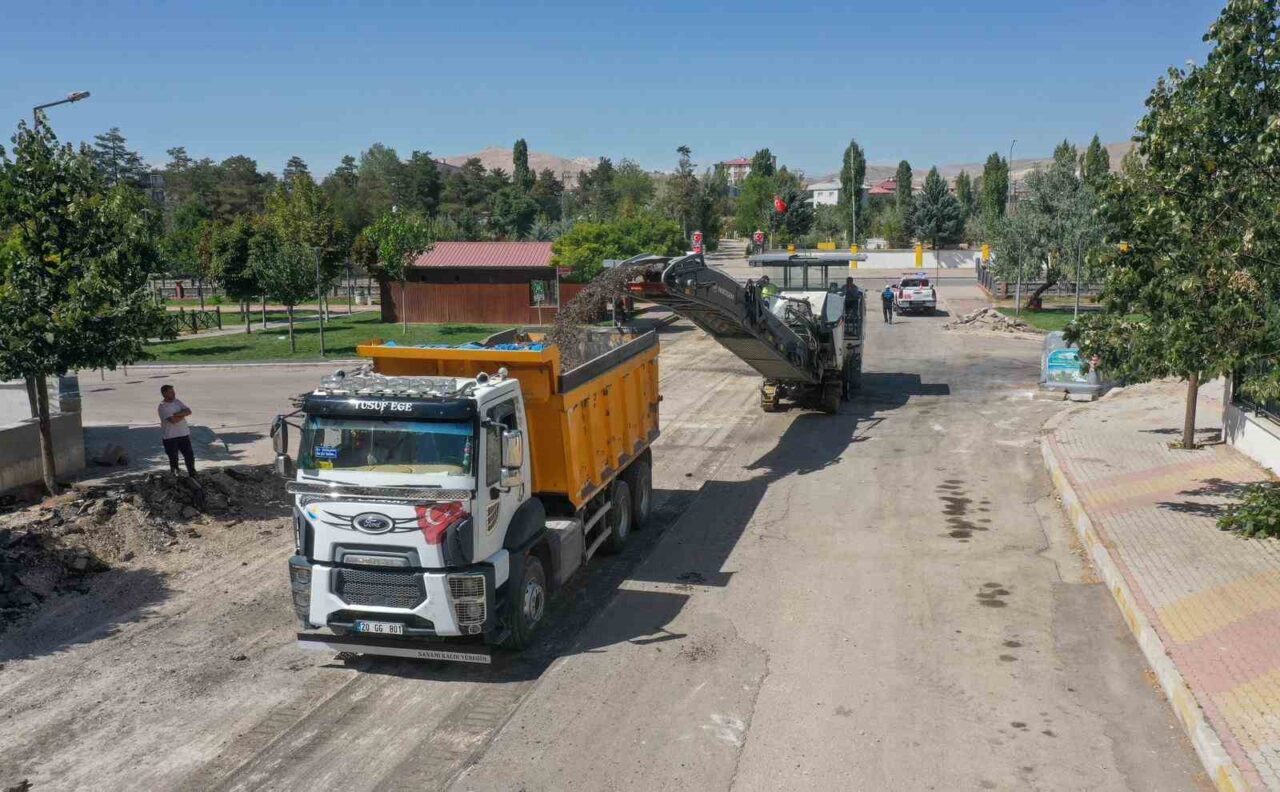 Van Büyükşehir Belediyesi, Suvaroğlu Caddesi ile Polatoğlu Sokak’taki yenileme çalışmalarına