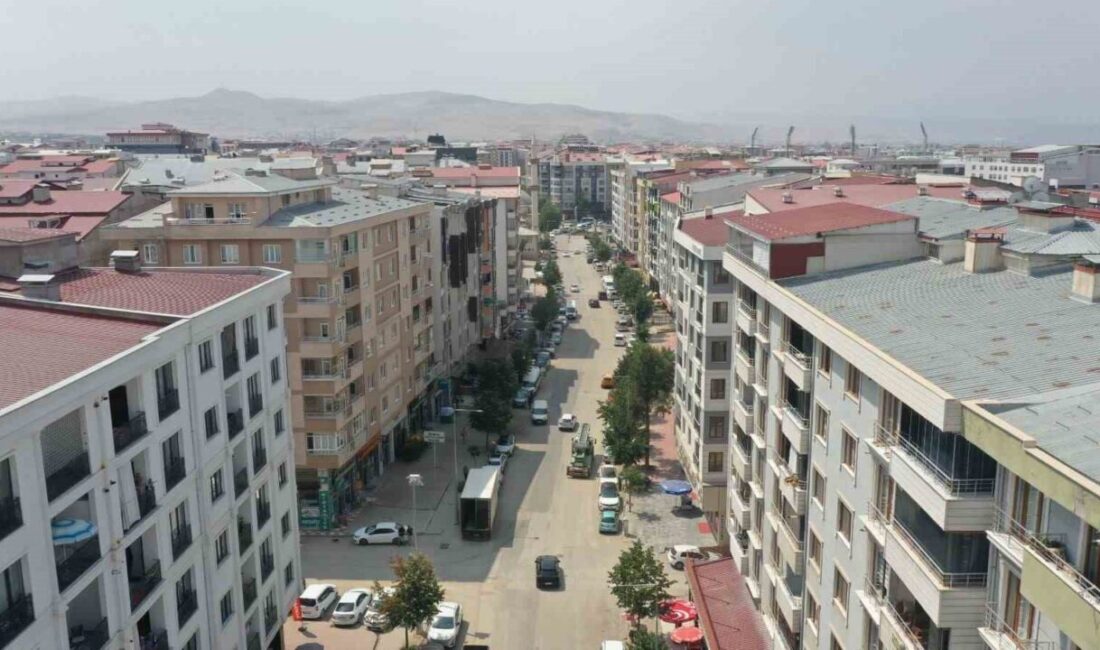 Van Büyükşehir Belediyesi, yenileme çalışmaları kapsamında Suvaroğlu Caddesi’nin tamamı ile