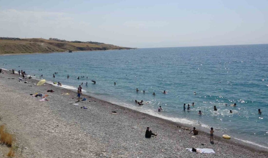 Türkiye’nin göl kıyısındaki ilk ve tek mavi bayraklı plajı olan