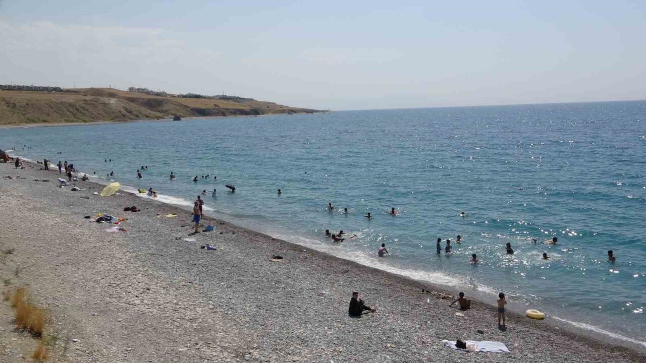 Türkiye’nin göl kıyısındaki ilk ve tek mavi bayraklı plajı olan
