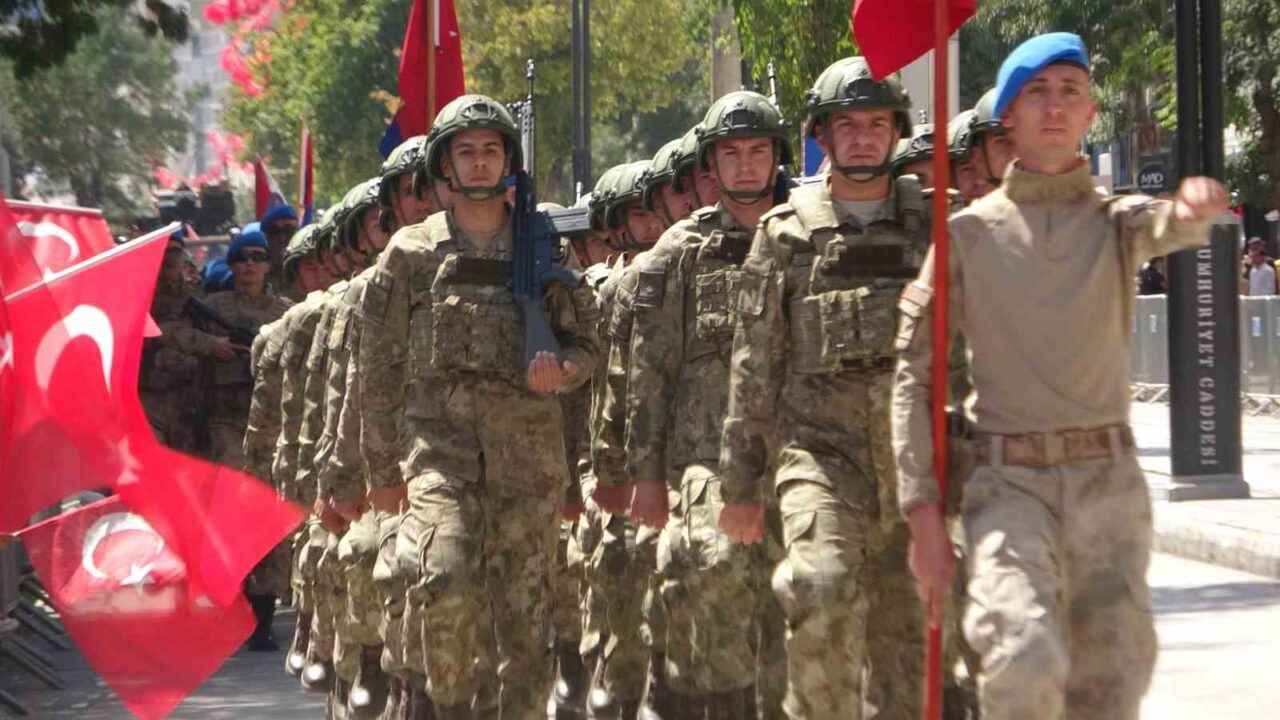 Van’da 30 Ağustos Zafer Bayramı’nın 103’üncü yıl dönümü düzenlenen törenle