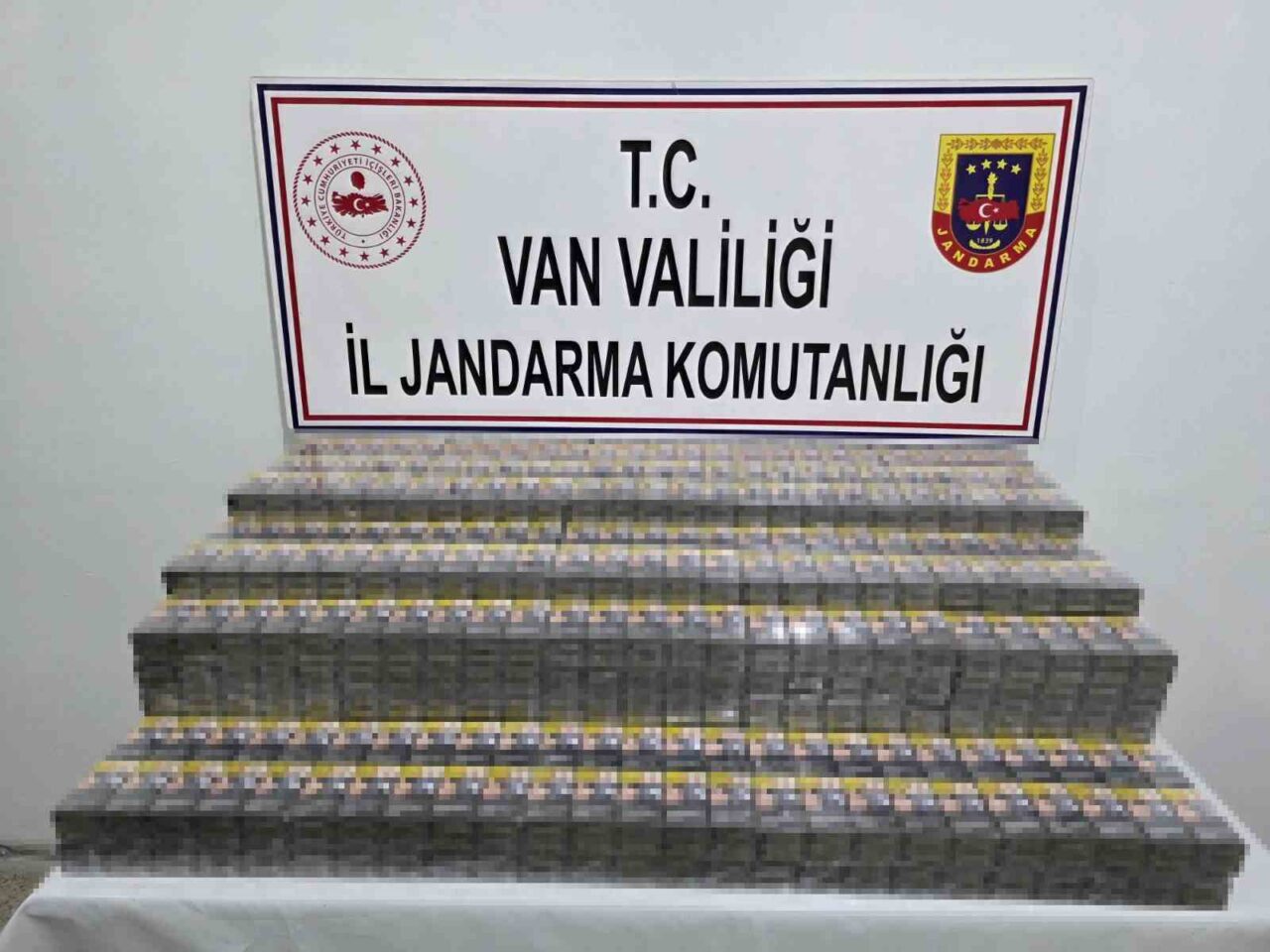 Van’da jandarma ekipleri tarafından yapılan çalışmalarda 6 bin 207 paket