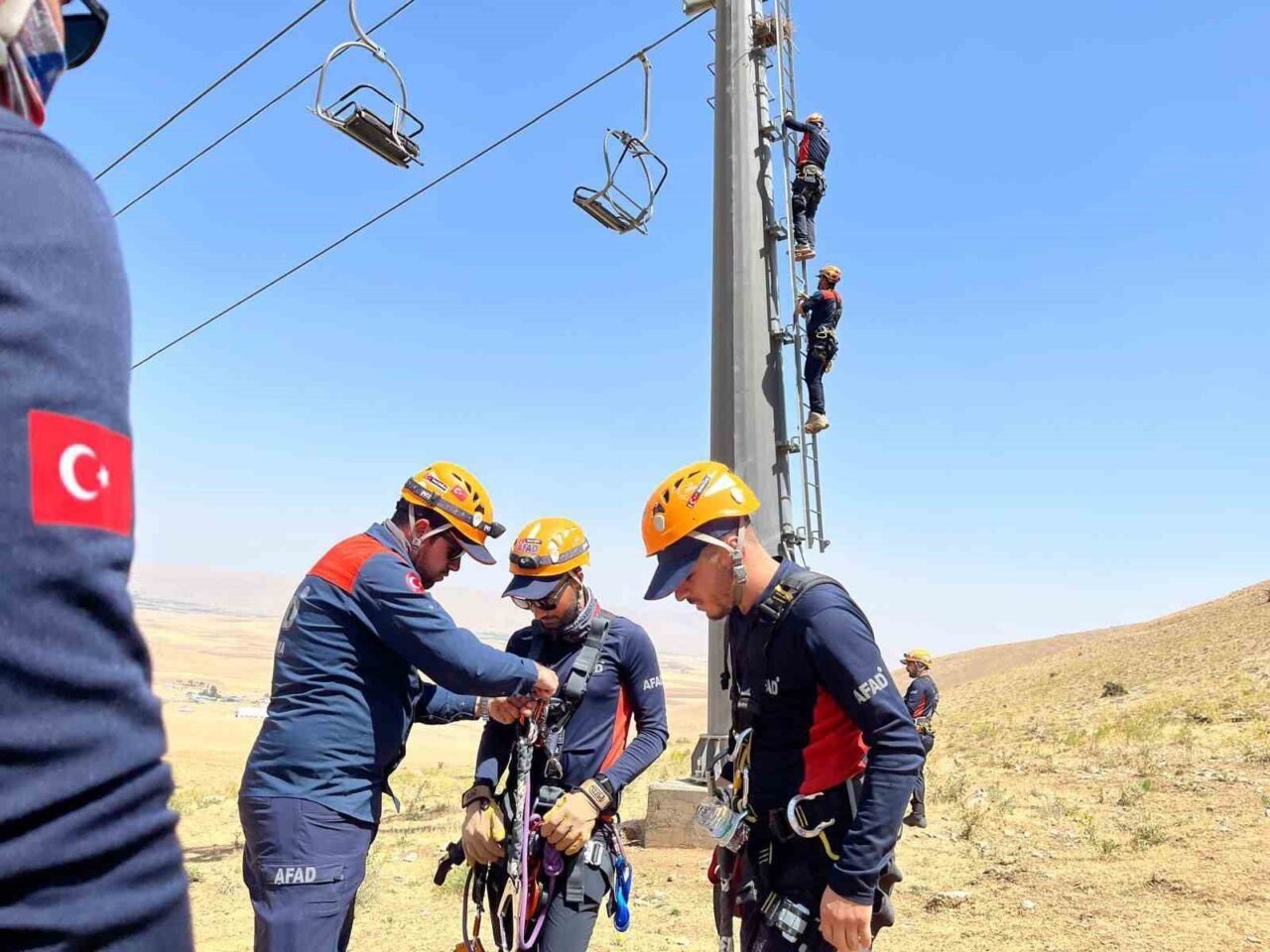 Van’ın Gevaş ilçesindeki Abalı Kayak Merkezi’nde düzenlenen eğitimlerde AFAD ekipleri,