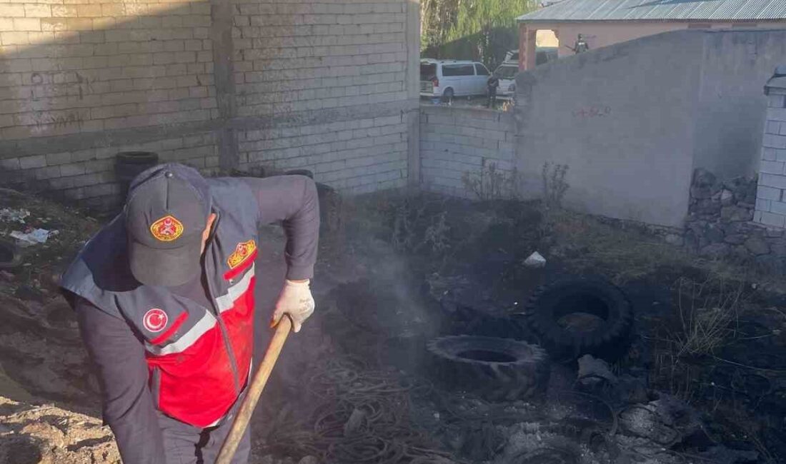 Van’ın Çaldıran ilçesinde atık lastik yığınında çıkan yangın itfaiye ekipleri