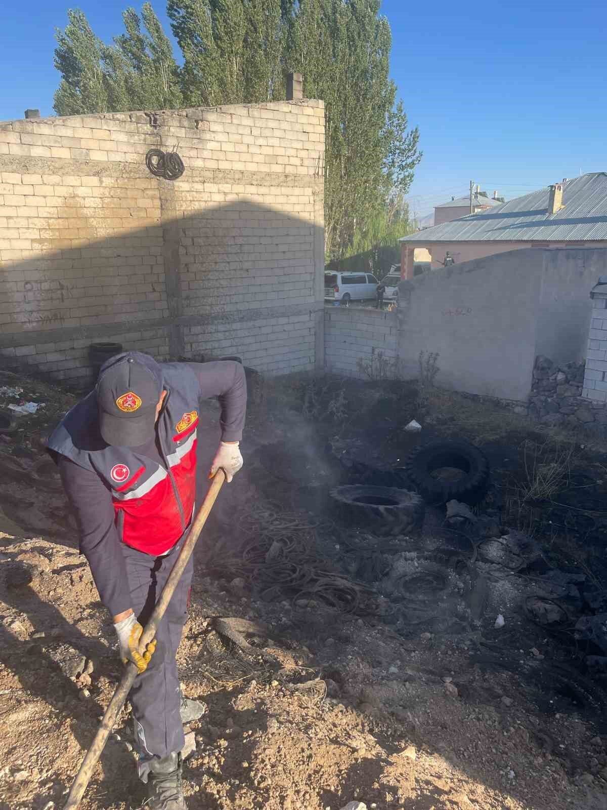 Van’ın Çaldıran ilçesinde atık lastik yığınında çıkan yangın itfaiye ekipleri