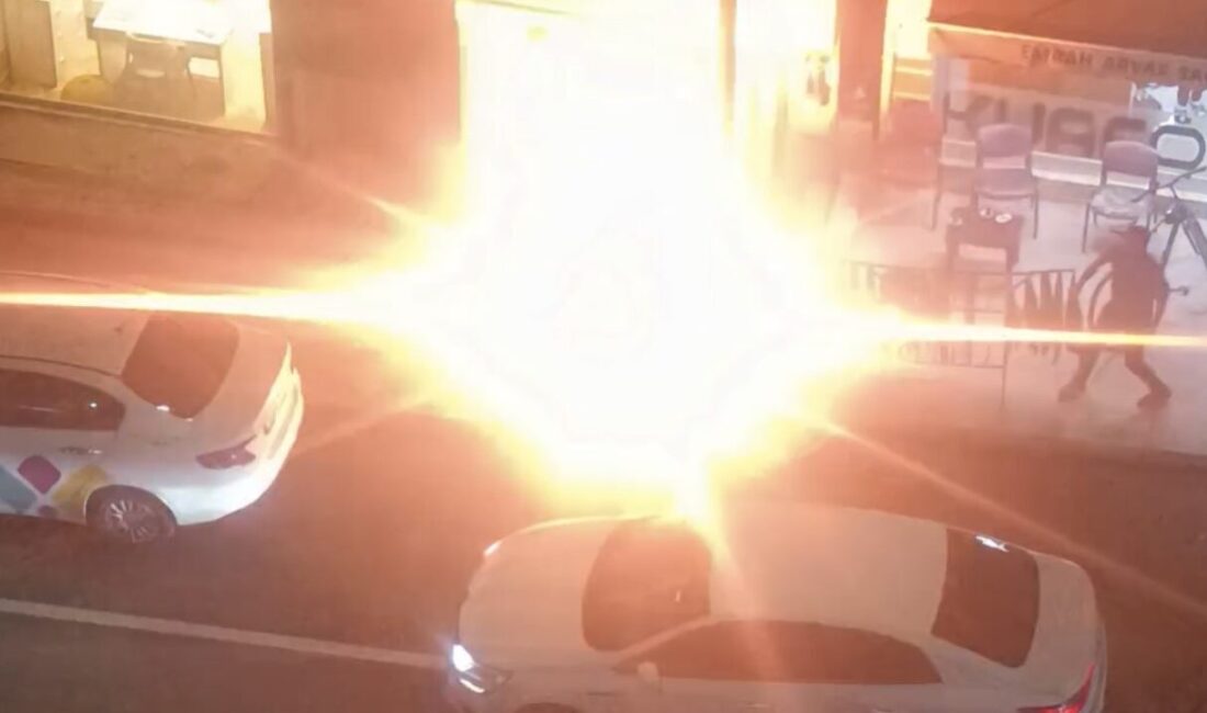 Van’ın İpekyolu ilçesinde bir aydınlatma direğinin bağlantı kabloları alev aldı.