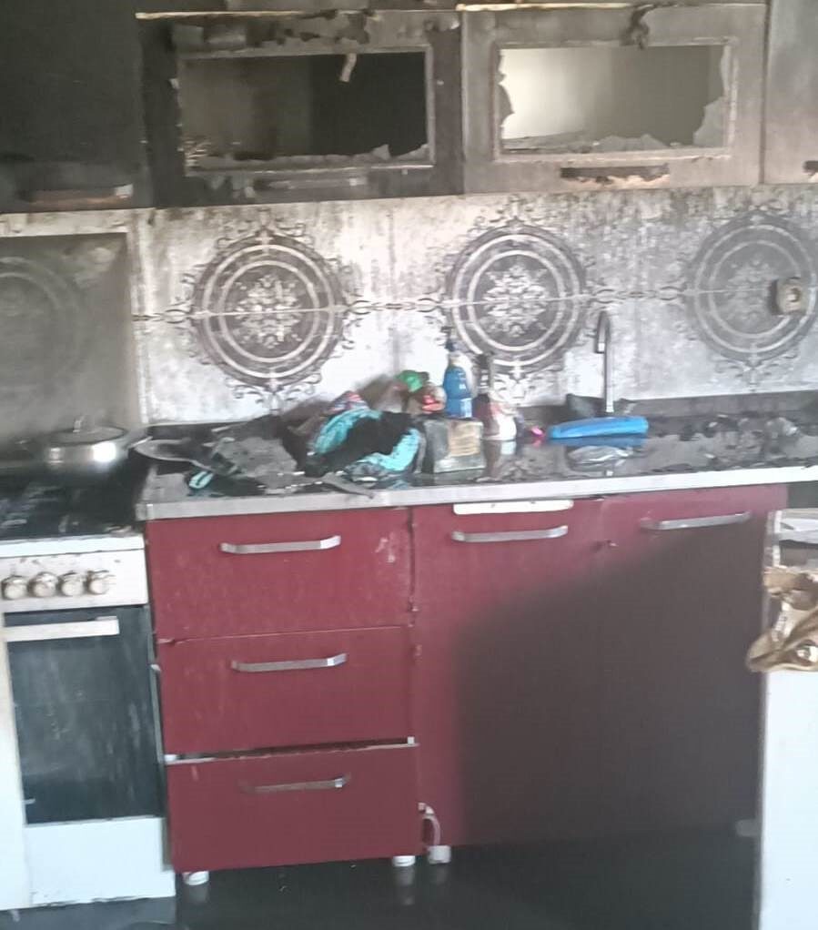 Van’ın İpekyolu ilçesinde bir evde meydana gelen yangın, itfaiye ekipleri