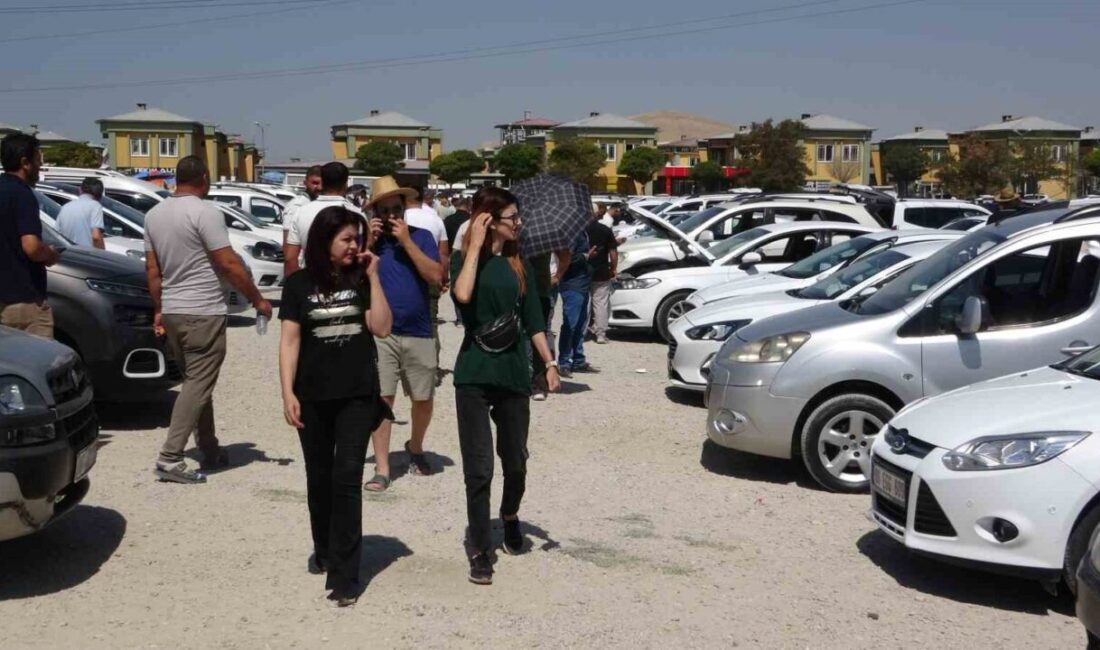 Van’ın Tuşba ilçesinde kurulan ikinci el açık oto pazarı bu