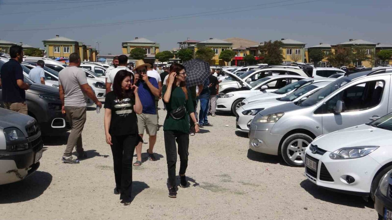 Van’ın Tuşba ilçesinde kurulan ikinci el açık oto pazarı bu