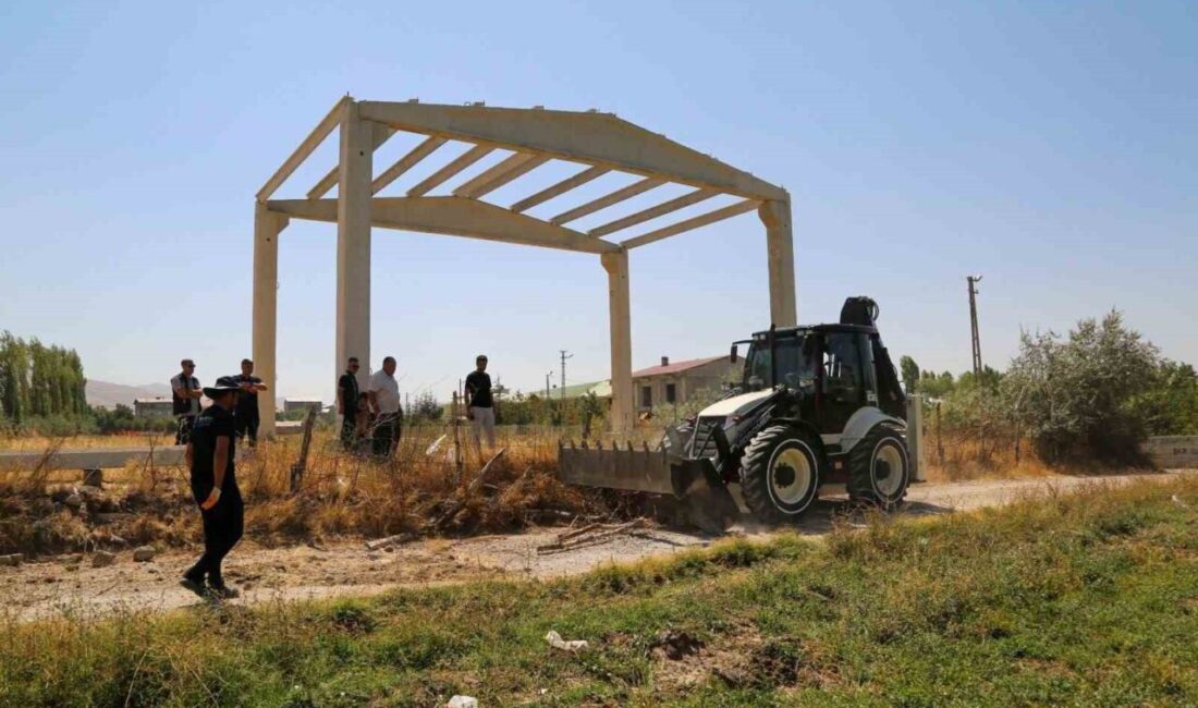 Van Büyükşehir Belediyesi kamusal alanlara yapılan kaçak yapıların kaldırılması için