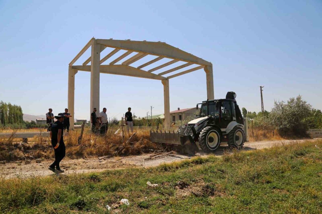 Van Büyükşehir Belediyesi kamusal alanlara yapılan kaçak yapıların kaldırılması için