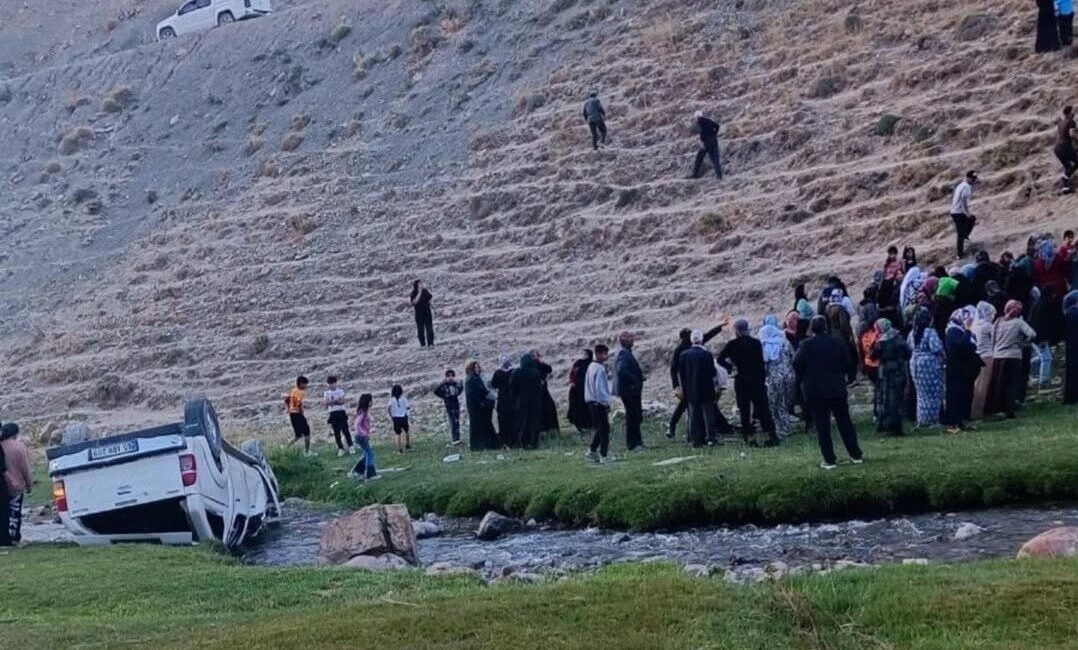 Van’ın Başkale ilçesinde meydana gelen kazada uçuruma yuvarlanan kamyonetteki 6