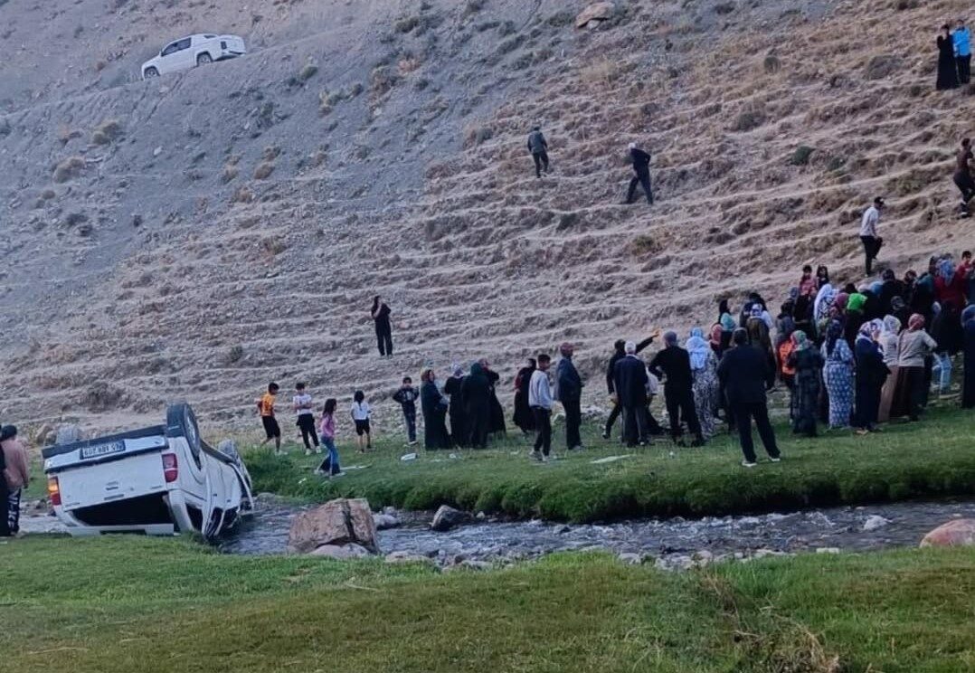 Van’ın Başkale ilçesinde meydana gelen kazada uçuruma yuvarlanan kamyonetteki 6