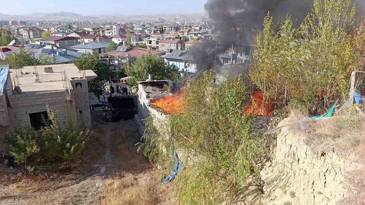 Van’ın Edremit ilçesinde bir kömürlükte çıkan yangın paniğe neden oldu.