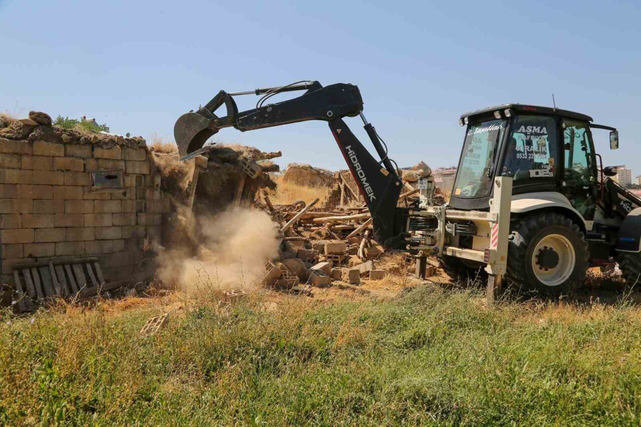 Van Büyükşehir Belediyesi, şehir içinde ve sahil kesimlerinde bulunan ahırlar