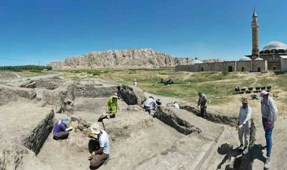 Kültür ve Turizm Bakanlığı’nın “Geleceğe Miras” projesi kapsamında Van Kalesi’nin
