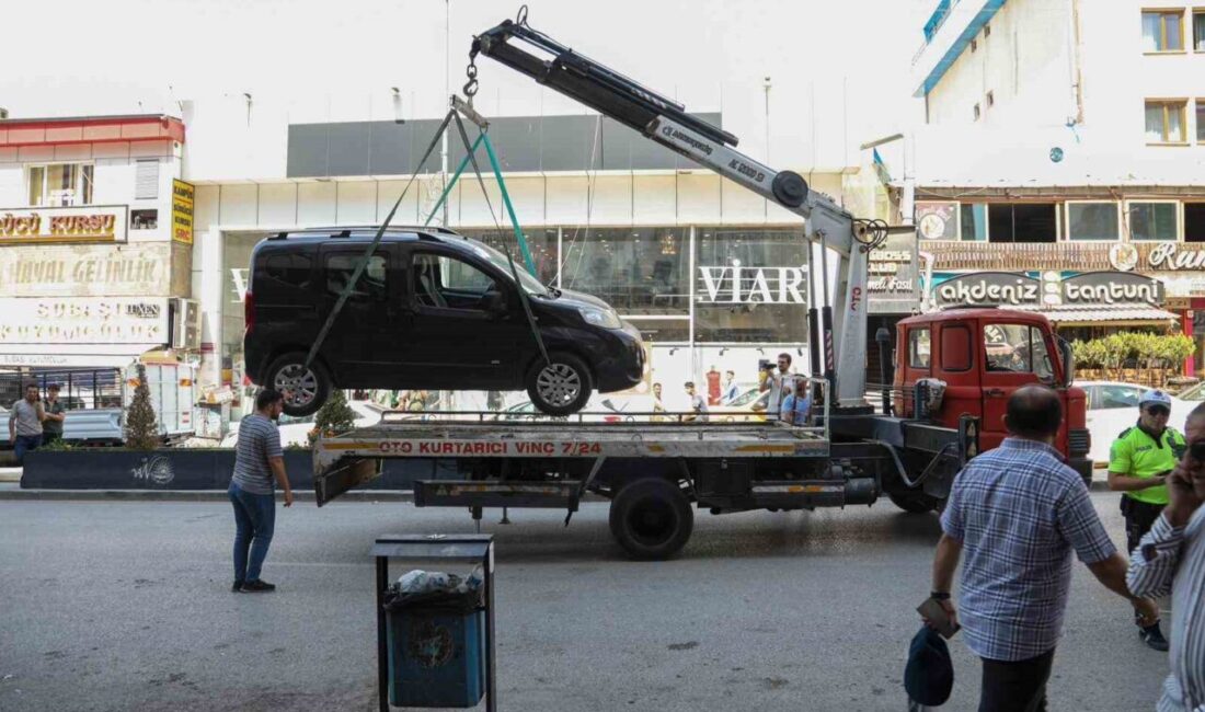 Van’da otobüs durakları, engelli rampaları ve yaya geçitlerinde park edilen