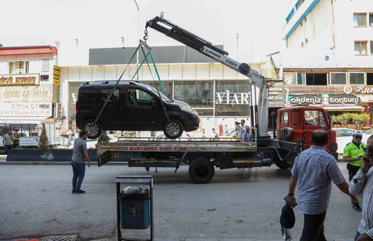 Van’da otobüs durakları, engelli rampaları ve yaya geçitlerinde park edilen