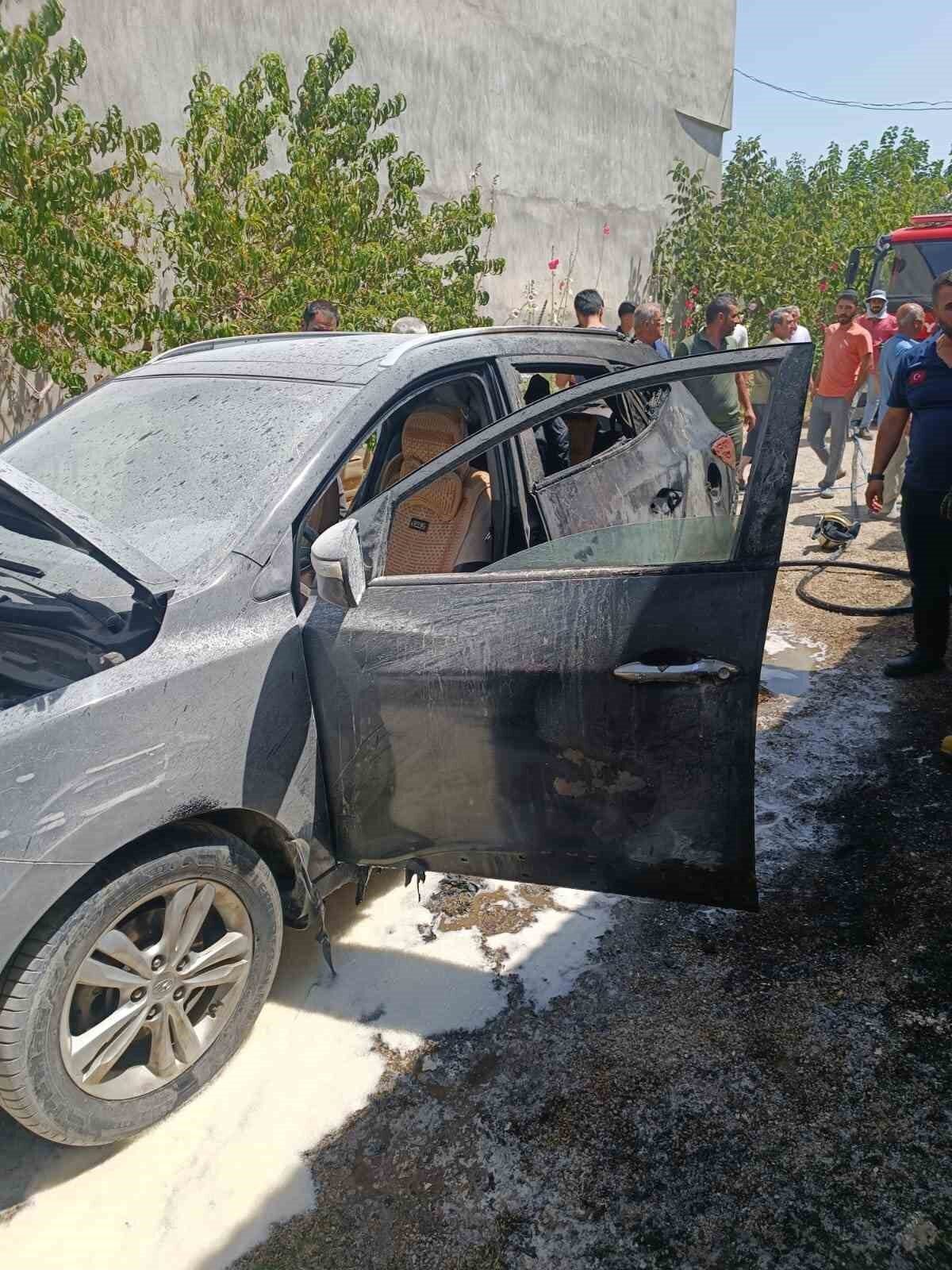 Van’ın İpekyolu ilçesinde park halinde olan otomobil yandı. Edinilen bilgiye