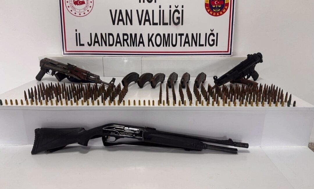 Van’da jandarma ekipleri tarafından yapılan çalışmalarda silah ve fişek ele
