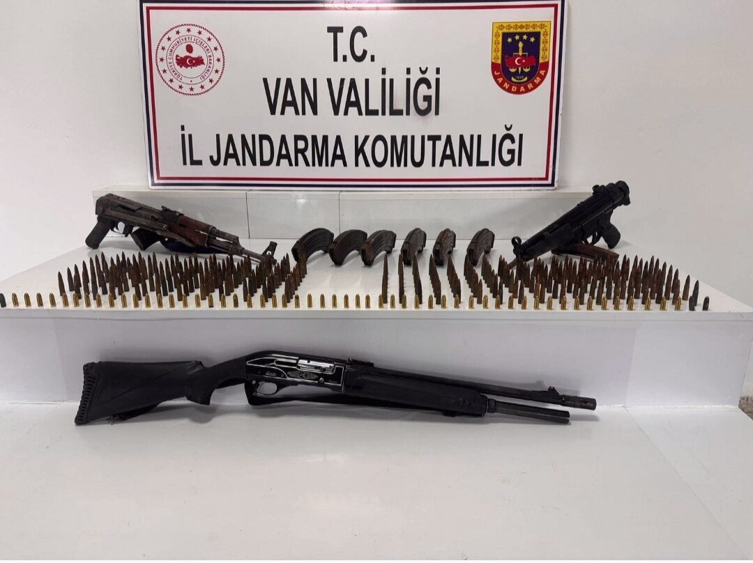 Van’da jandarma ekipleri tarafından yapılan çalışmalarda silah ve fişek ele