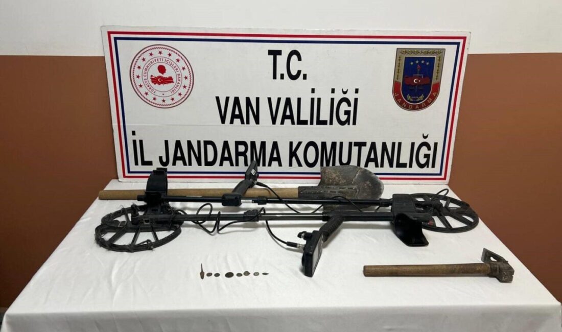 Van’da jandarma ekiplerince düzenlenen operasyonlarda tarihi eser niteliği taşıyan sikke,