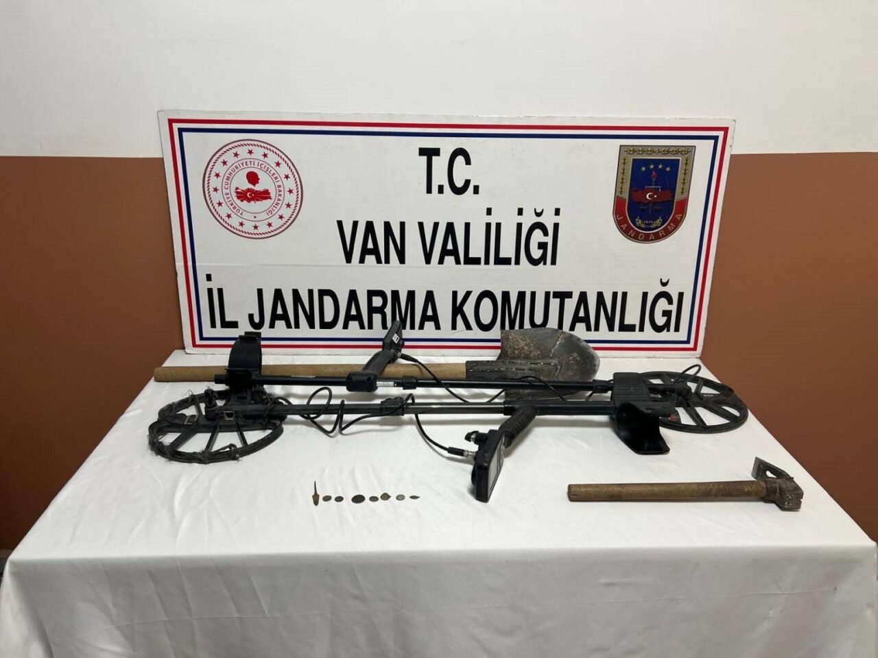 Van’da jandarma ekiplerince düzenlenen operasyonlarda tarihi eser niteliği taşıyan sikke,