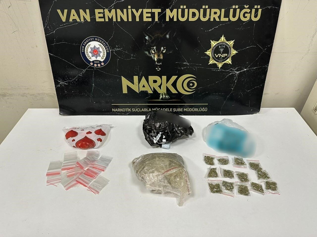 Van’da polis ekiplerince ‘torbacı’ diye tabir edilen sokak satıcılarına yönelik