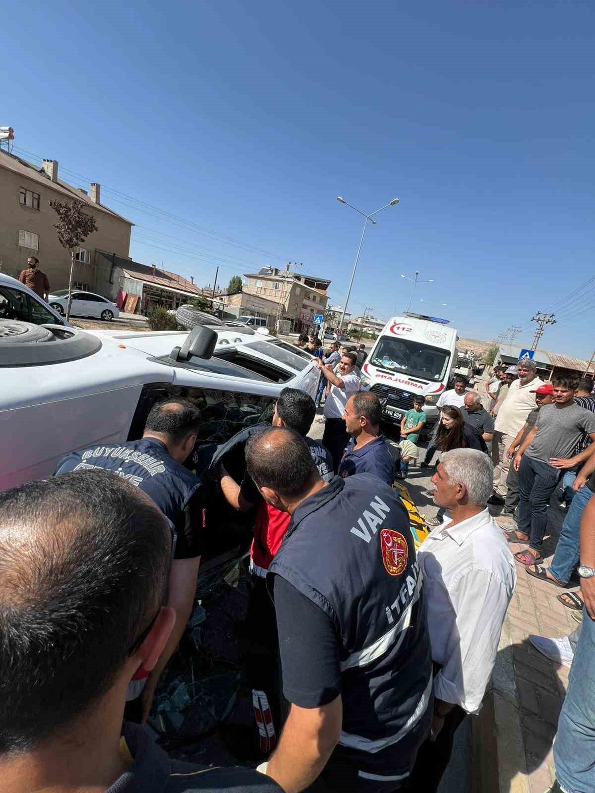 Van’ın Tuşba ilçesinde kapalı kasa hafif ticari aracın yan yatması