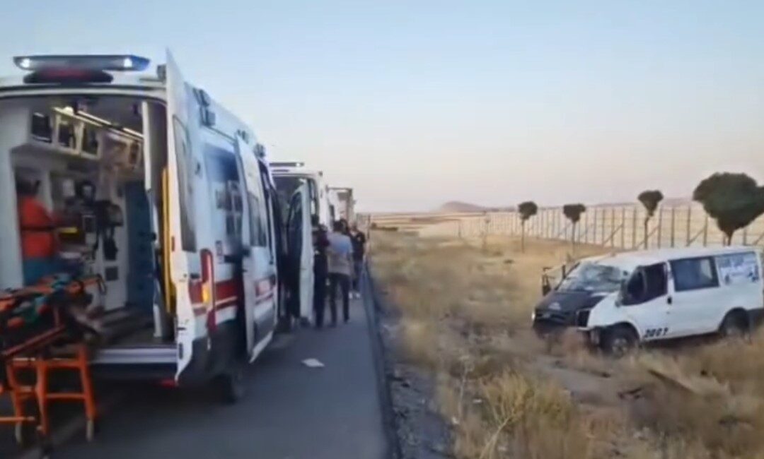 Van Erciş karayolunda sabah saatlerinde minibüsün takla atması sonucu meyana