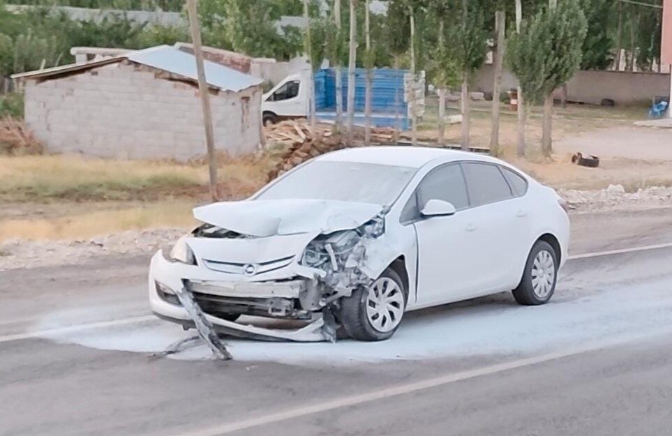 Van’ın Erciş ilçesinde iki otomobilin çarpışması sonucu meydana gelen trafik