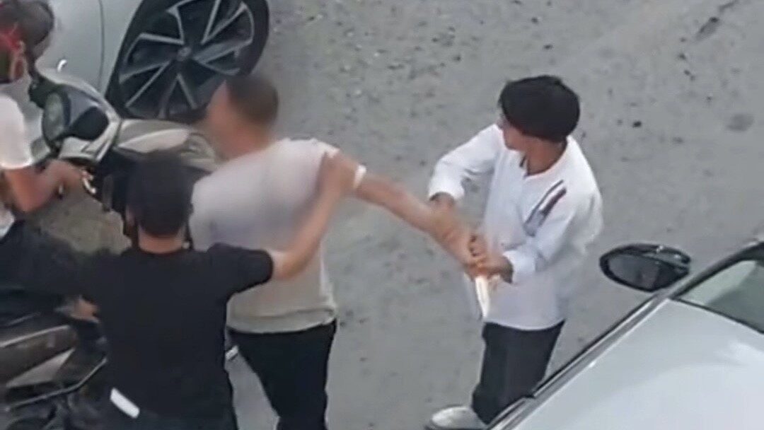 Van’ın İpekyolu ilçesinde yol verme meselesi nedeniyle çıkan tartışma bıçaklı