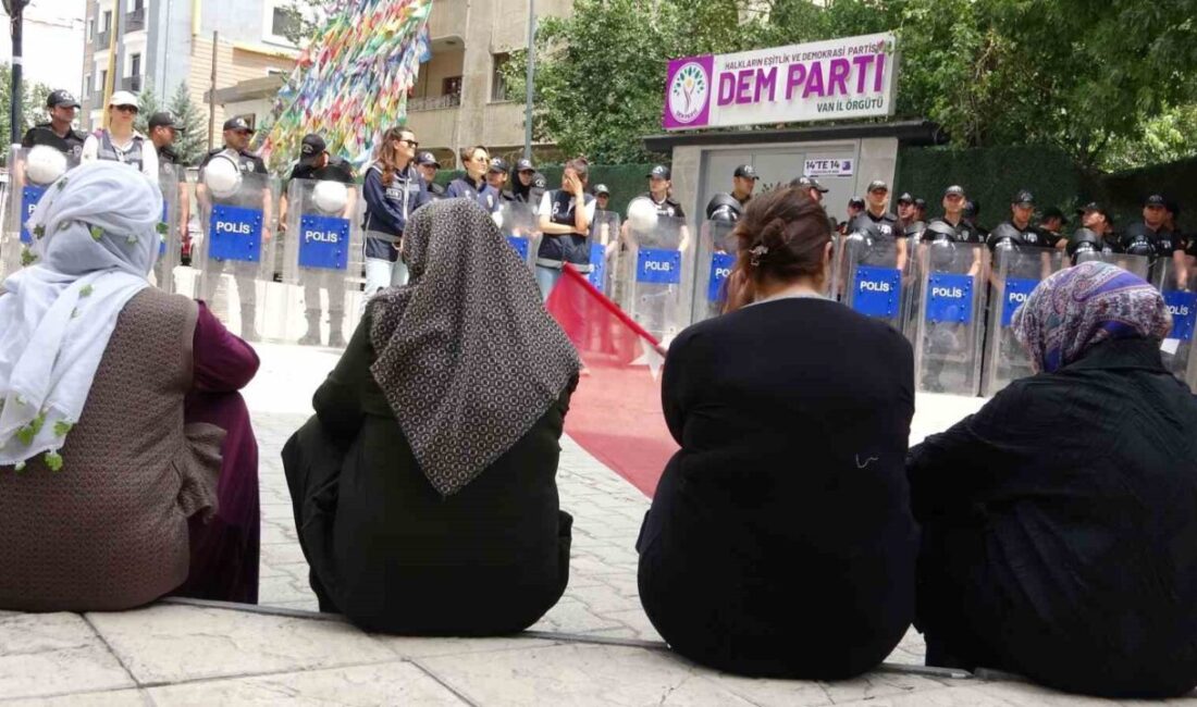 Van’da eylemlerini “Terörsüz Türkiye” çağrısıyla sürdüren aileler, bu süreçte slogan