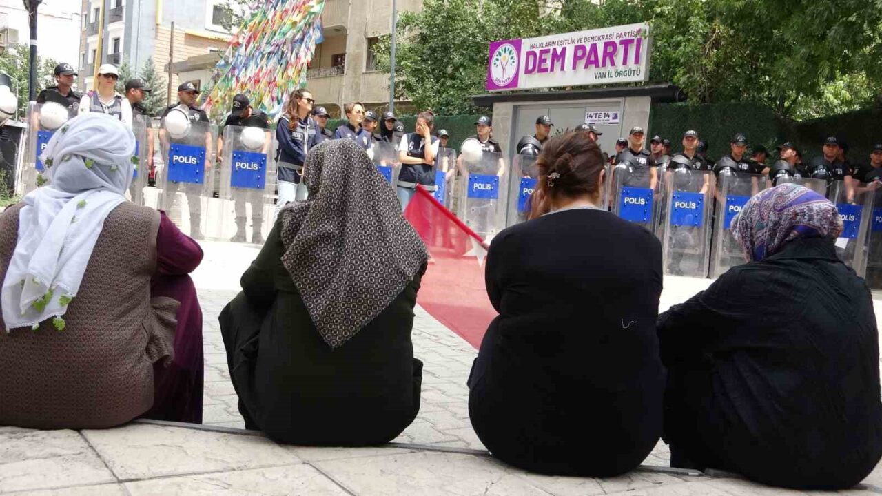Van’da eylemlerini “Terörsüz Türkiye” çağrısıyla sürdüren aileler, bu süreçte slogan