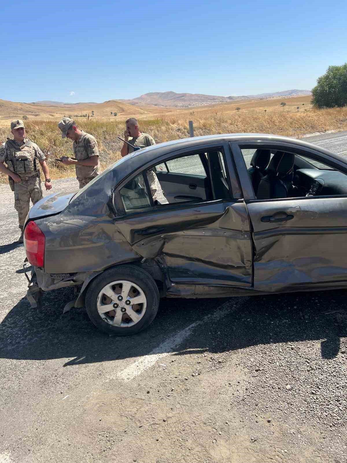 Muş’un Varto ilçesinde iki otomobilin çarpışması sonucu 8 kişi yaralandı.